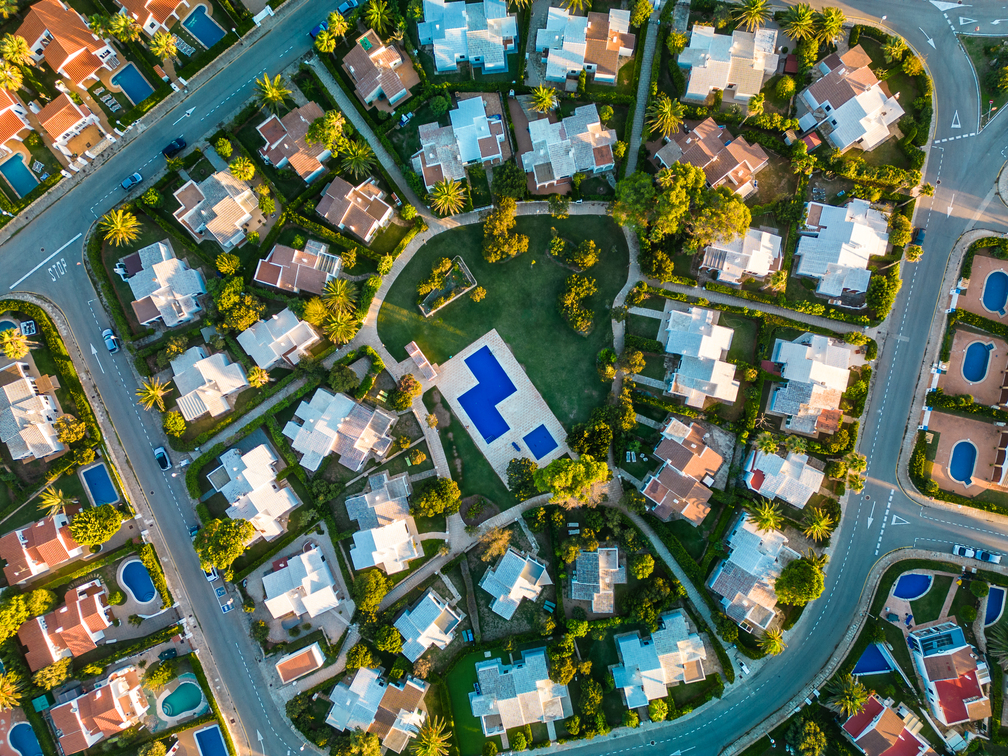 Persona entregando llaves de una casa recién vendida a nuevos propietarios, ambiente luminoso, venta rápida y segura, inmobiliaria