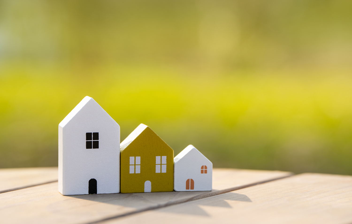 Persona mirando anuncios de viviendas en ordenador portátil, lista de errores comunes al buscar casa, evitar equivocaciones en inmobiliaria